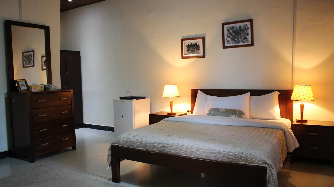 Embassy Suites Hotel Monrovia Exteriör bild
