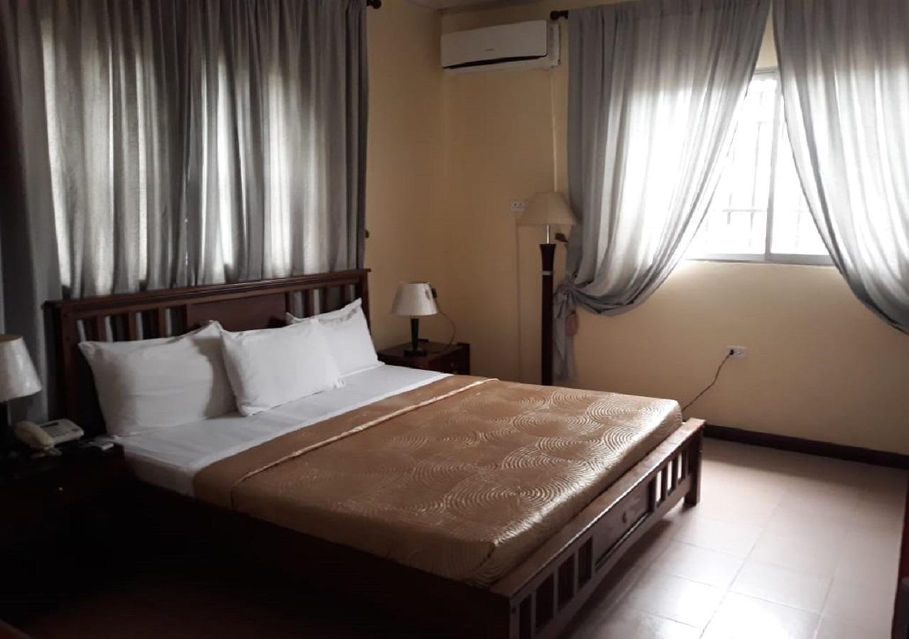 Embassy Suites Hotel Monrovia Exteriör bild