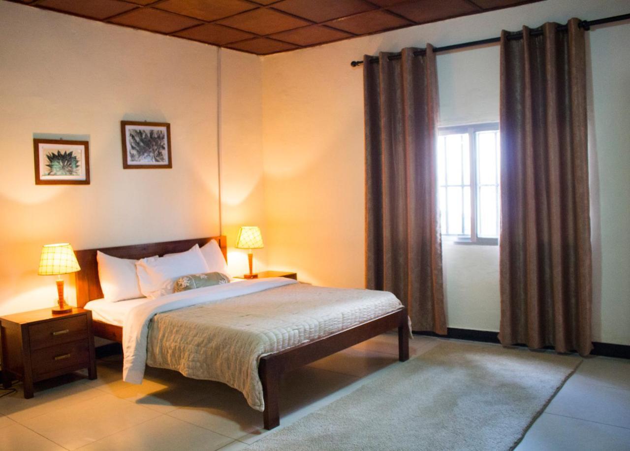 Embassy Suites Hotel Monrovia Exteriör bild